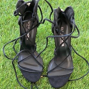 Strappy black fashionova heels
